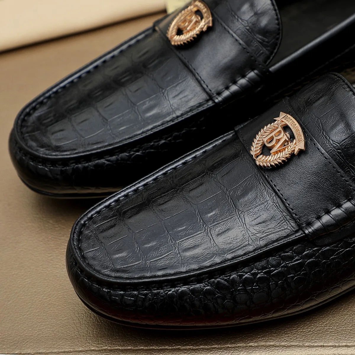 Men's men's shoes 💰440 [BV] 👟👟 Italian luxury brand Made with imported cowhide technology to highlight high-end men's taste of light luxury life [color] [color] Masters with ten years of manual experience create classic weaving 🌴 The inner top layer 🐮 lining 💯😘 The top quality inherits the brand craftsmanship! Color, code number 39-44 (38.45. Can be customized)